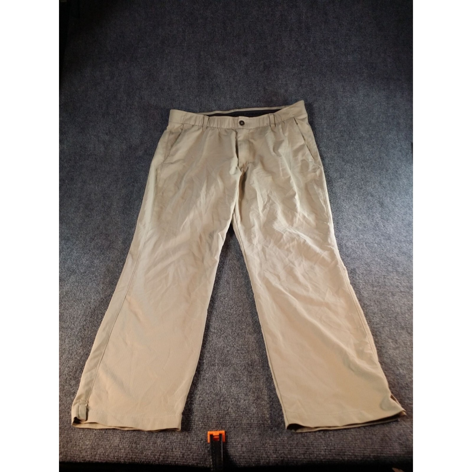 Under Armour Showdown Pants Men Sz 38/32 Khaki Tan Flat Front Performance Golf